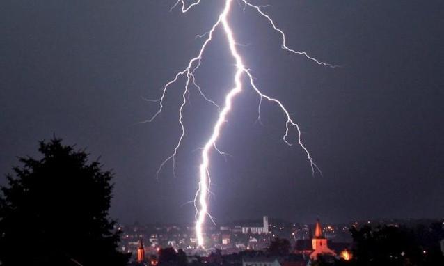 Terrore ad Andria, fulmine colpisce in  pieno centro alcune abitazioni, persone vive per miracolo