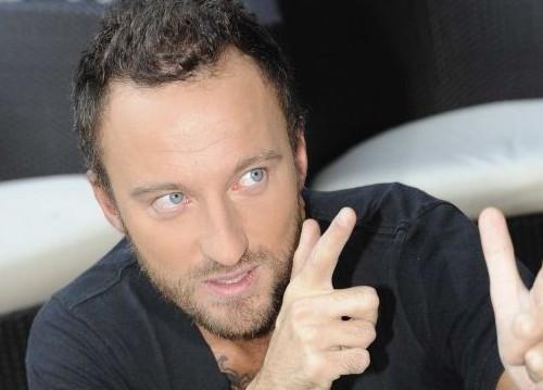 Francesco Facchinetti in volo: diretto a Milano, si addormenta e si sveglia ad Amstrdam