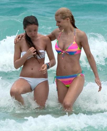 Michelle Hunziker  al mare con le figlie e con la figlia di Pino Daniele