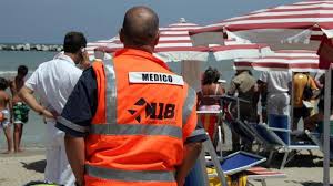 Tragedia in spiaggia, una 65enne colta da un malore muore a mare