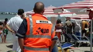 Tragedia in spiaggia, una 65enne colta da un malore muore a mare