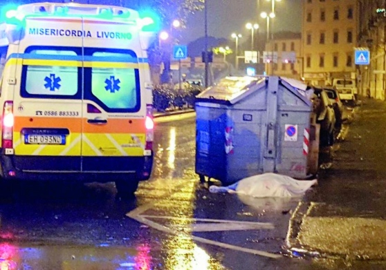 A Taranto ragazzo di colore su bicicletta investe un anziano, i passanti urlano insulti razziali