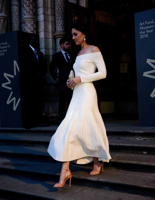 Kate Middleton fasciata in un abito che mostra una parte del suo corpo che mai nessun reale aveva mostrato in pubblico