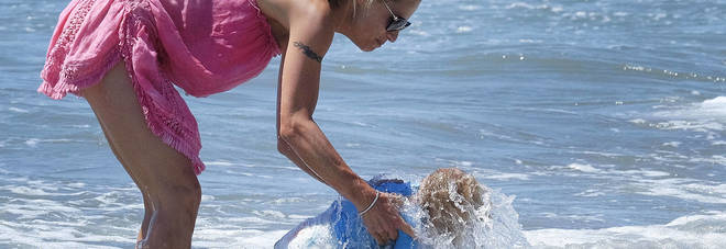Michelle Hunziker si spaventa, la sua bambina più piccola cade in acqua