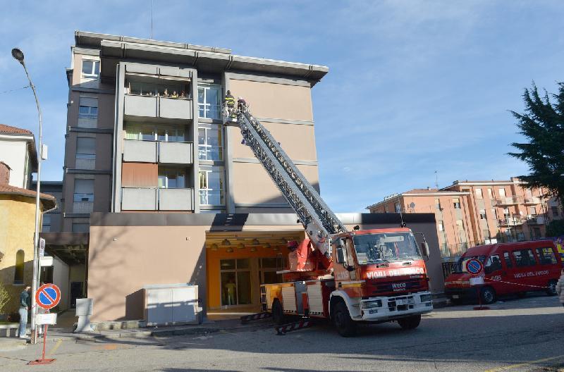 Carabiniere precipita dal tetto di casa. Tragedia sfiorata nel leccese