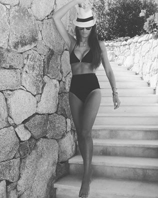 Elisabetta Gregoraci posta foto in cui indossa mini bikini da urlo ma mutandoni da choc