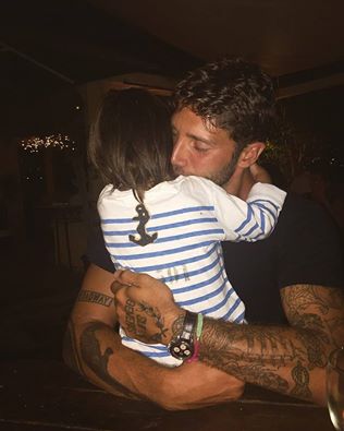 Stefano De Martino posta una tenerissima foto con il piccolo Santiago, i fan apprezzano con tantissimi like