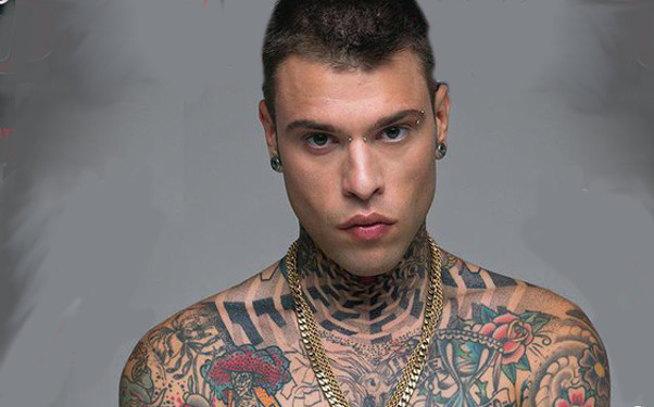 Fedez difende il suo brano Vorrei ma non posto e posta sui social le prove di ciò che sostiene, il web in delirio