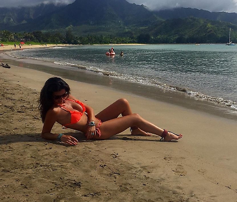 Laura Torrisi accende i social corre come Pamela Anderson sulla spiaggia con un mini costume, delirio dei fan