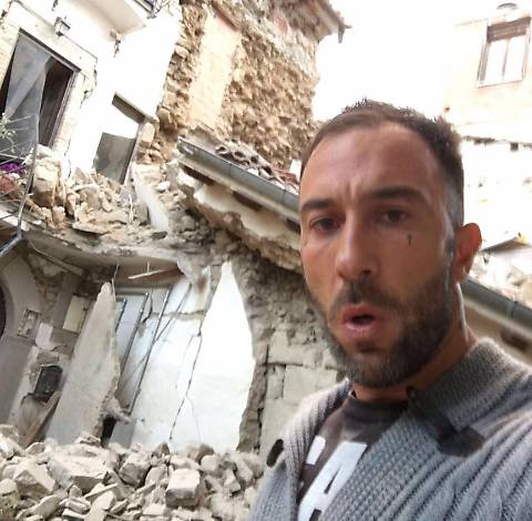 Tragedia terremoto, il fidanzato della senatrice Stefania Pezzopane si fa una foto tra le maceria e lei la posta, il web si rivolta