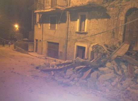 Terremoto in tempo reale ultime notizie fortissime scosse a Rieti, distrutti paesi si presume possano esserci vittime, persone sotto le macerie