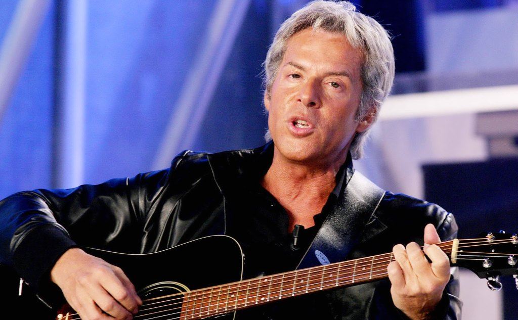 Claudio Baglioni costretto a Ischia a fermare il concerto per lo scoppio di fuochi d’artificio illegali