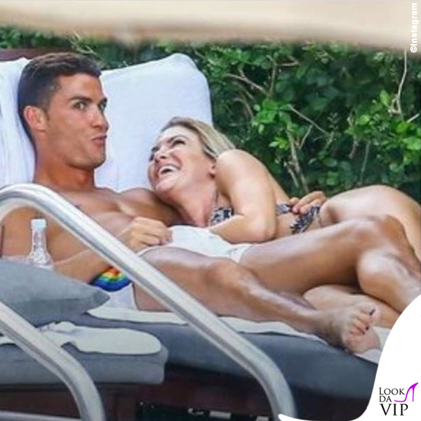 Cristiano Ronaldo in spiaggia sfoggia lo smalto, il gossip si scatena sulla sua omosessualità