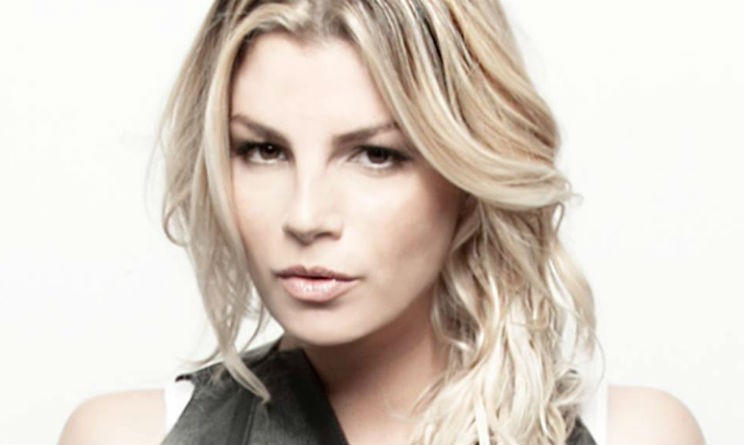 Emma Marrone è in macchina e guida, in radio passano una sua canzone ecco cosa accade