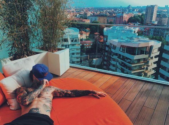 Fedez posta foto dell’ultimo suo acquisto un mega attico da 400 mq scatenando furiose polemiche sui social