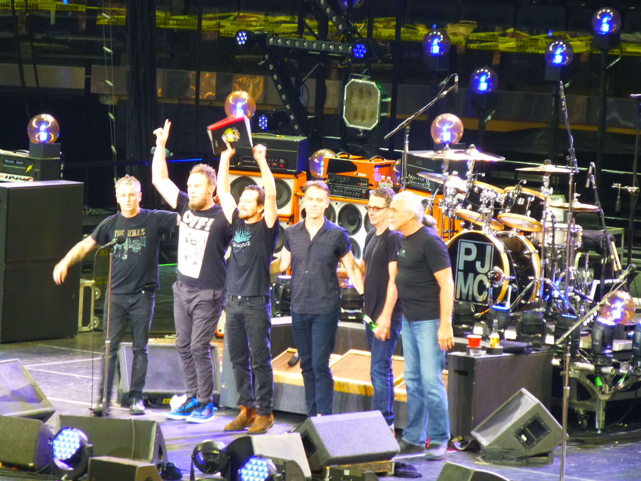 Il leader dei Pearl Jam ferma il concerto per far arrestare un uomo che stava picchiando una donna