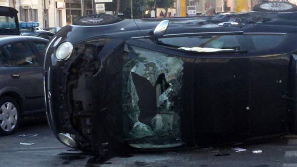 Bari, tremendo scontro tra due auto in via Brigata Regina, quattro giovani di cui uno gravissimo