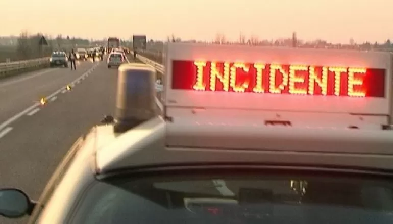 Puglia, spaventosa carambola di tre auto una delle quali urta violentemente contro palo del filobus