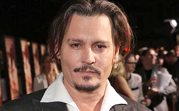 Johnny Depp video choc,  ubriaco prende a calci un mobile e poi lancia un bicchiere e una bottiglia contro la moglie