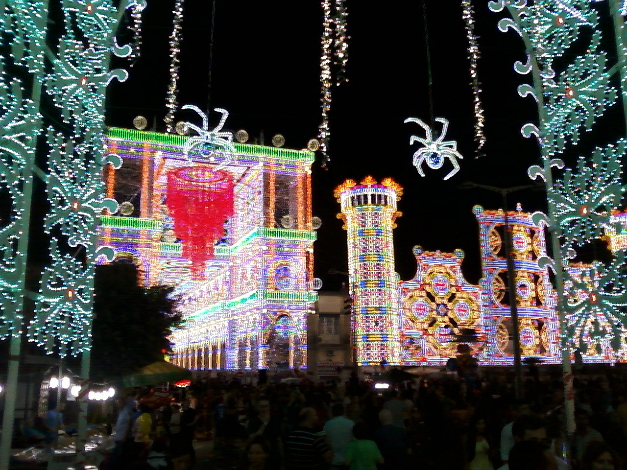 Lecce choc, smonta le luminarie, perde l’equilibrio , cade e perde la vita, il figlio assiste alla scena