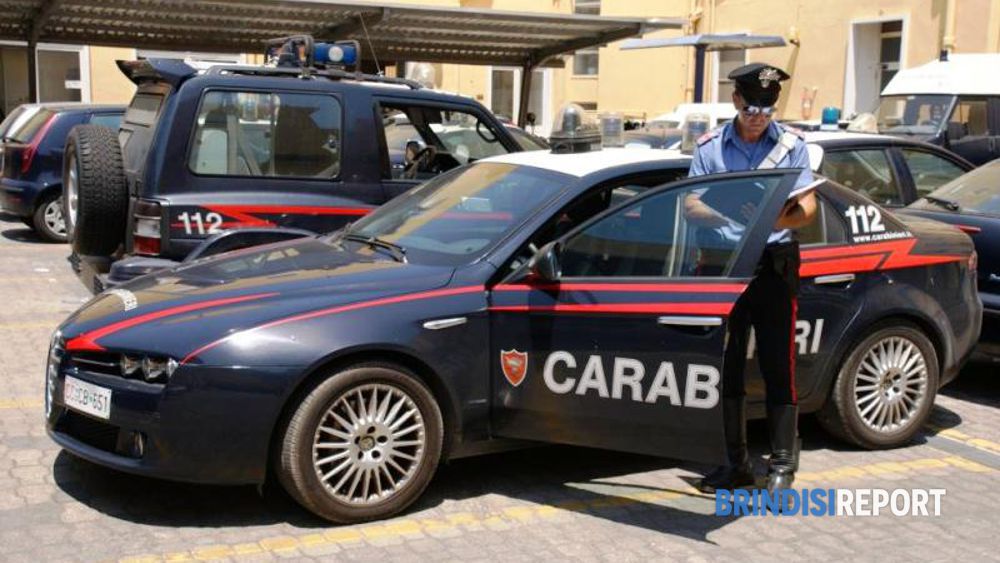 A Brindisi un uomo aveva in auto 87 chili di droga, i carabinieri gli intimano l’alt, lui prova a scappare