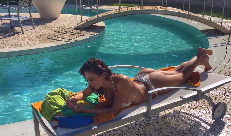 Anna Tatangelo super hot, posta foto in mini bikini bianco e mostra il suo fisico da urlo, delirio dei fan