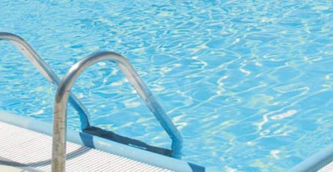 Molfetta, in un agriturismo cade in  piscina un bambino, una coppia lo salva con il massaggio cardiaco