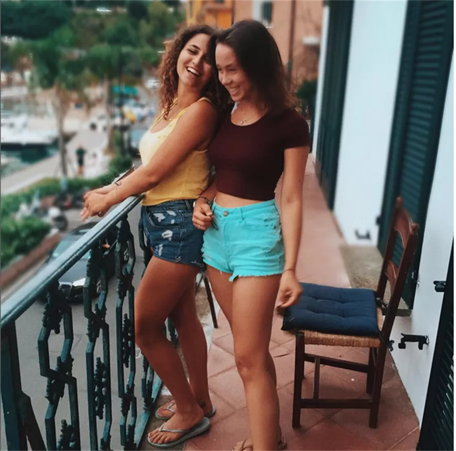 Aurora Ramazzotti in vacanza con la sua amica Sara la figlia di Pino Daniele, ecco cosa hanno fatto