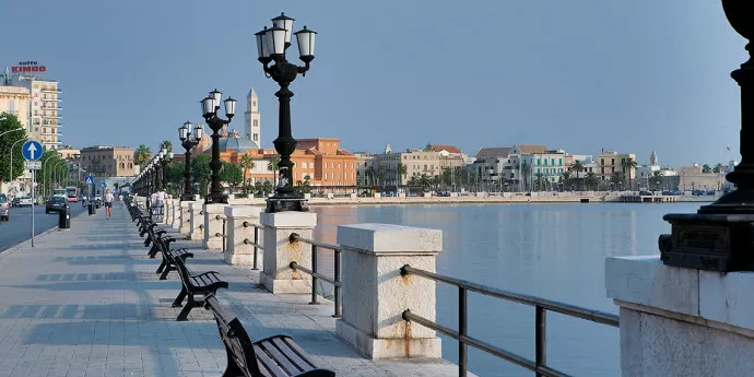 Bari lungomare, un uomo importuna una donna, interviene la polizia e lui reagisce con calci e pugni