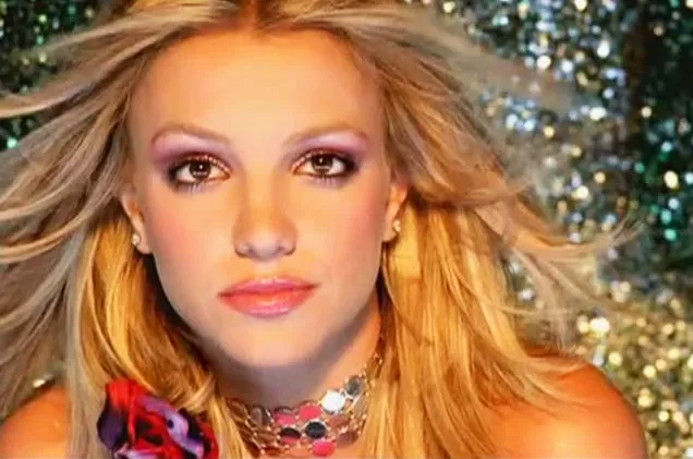 Figuraccia di Britney Spears fa salire sul palco un bellissimo fan ma non riconosce chi è