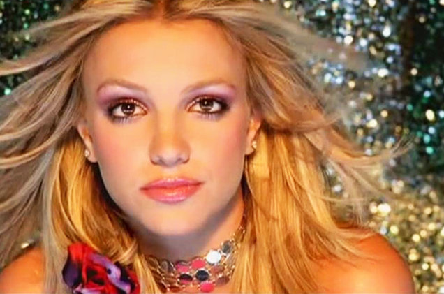 Figuraccia di Britney Spears fa salire sul palco un bellissimo fan ma non riconosce chi è