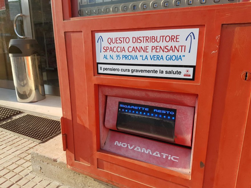 A  Corigliano d’Otranto una novità unica, per la città ci sono i distributori di “canne pensanti”