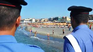 A Bari sulla spiaggia “Pane e Pomodoro un sorvegliato speciale senza permesso prendeva il sole: arrestato
