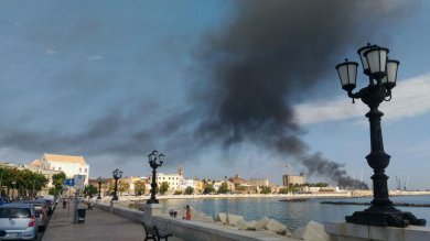 Bari, divampa un Incendio nel porto, una gru va a fuoco