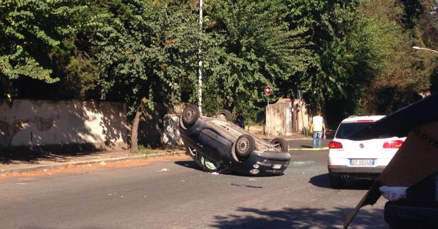 A Bari gravissimo incidente, un’auto si ribalta, feriti in codice rosso