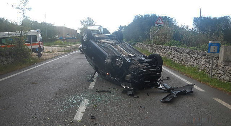 A Brindisi un’auto si ribalta sulla statale, i vigili del fuoco liberano una coppia intrappolata