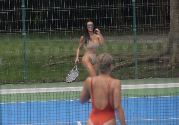 Kim Kardashian gioca a tennis e posta foto del suo look da togliere il fiato, il web in delirio