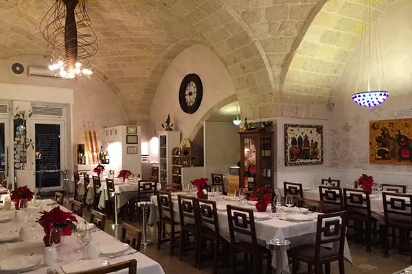 Polignano a mare: Vittorio Sgarbi e i suoi amici cenano all’”Osteria di Chichibio”, non pagano e si lamentano su TripAdvisor, la replica del ristoratore