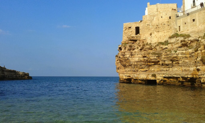 Polignano a Mare, signora seduta su una sedia, viene investita, multata per occupazione di suolo pubblico