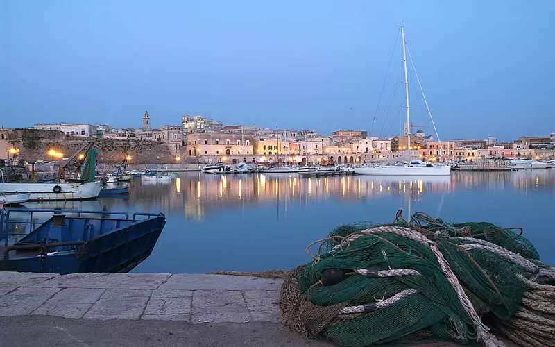 Bisceglie, terribile boato nella notte, malviventi fanno esplodere un bancomat