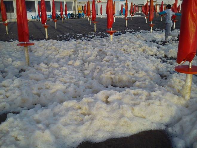 Ostuni, Costa Merlata, la spiaggia invasa da una massa di schiuma che emana un cattivissimo odore