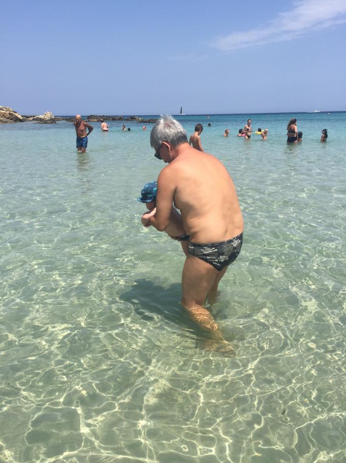 A Otranto Vendola e il compagno portano a mare il loro bambino: la reazione dei bagnanti