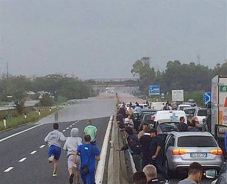 Rosamarina maltempo, vicino svincolo Ostuni situazione catastrofica statale 16 allagata impossibile circolare, auto ferme da ore