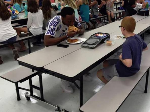 Un adolescente autistico in mensa è sempre lasciato da solo a pranzare, se ne accorge il campione di football e pranza con lui
