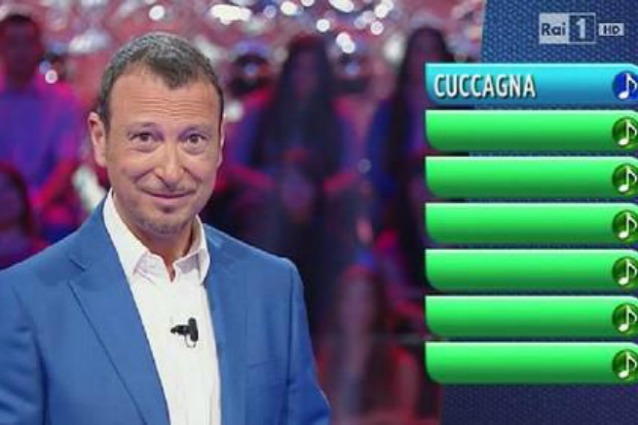 Colossale gaffe a Reazione a Catena, per indovinare la parola collo un giocatore fa la seguente domanda “Che cosa non ha Maurizio Costanzo?”