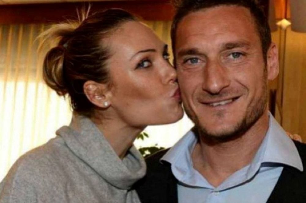 Francesco Totti mette il “like” a una foto di Ilary Blasi, fan impazziti