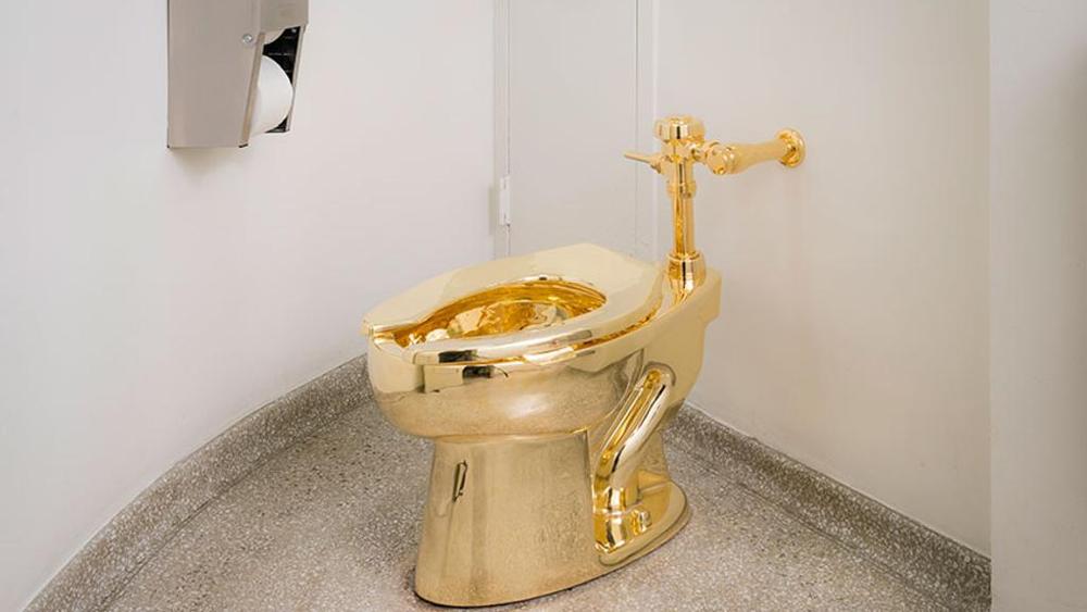 Un Wc tutto d’oro dell’artista Maurizio Cattelan fa impazzire gli americani, lunghe fila per provarlo