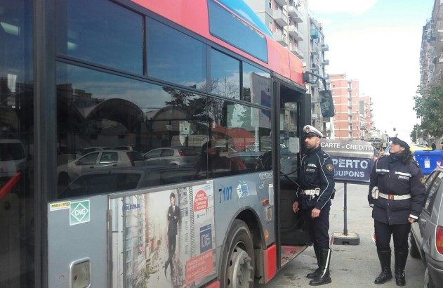 A Bari un ragazzo di 23 anni è stato accoltellato sull’autobus per un cellulare