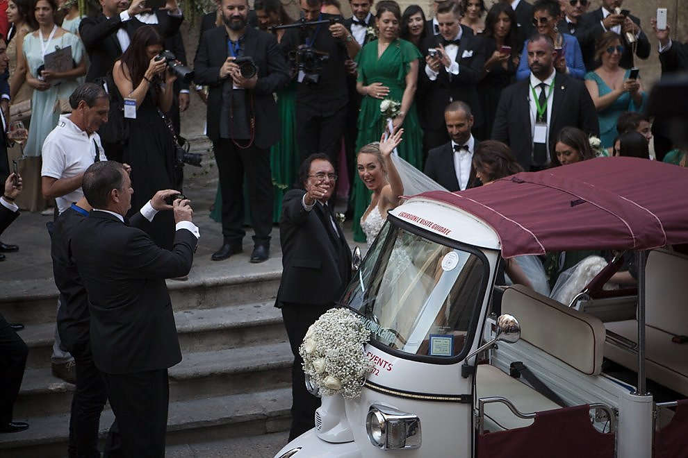 Cristel Carrisi matrimonio da favola, 500 vip invitati,Lecce bloccata e la sposa arriva su un tre ruote