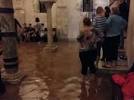 Bari, la cripta della Basilica San Nicola allagata, i fedeli a lavoro a piedi nudi e con i secchi